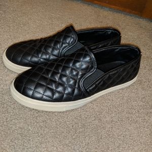 Steve Madden slip on shoes size 9.5 - black quilted faux leather sneakers 🔥